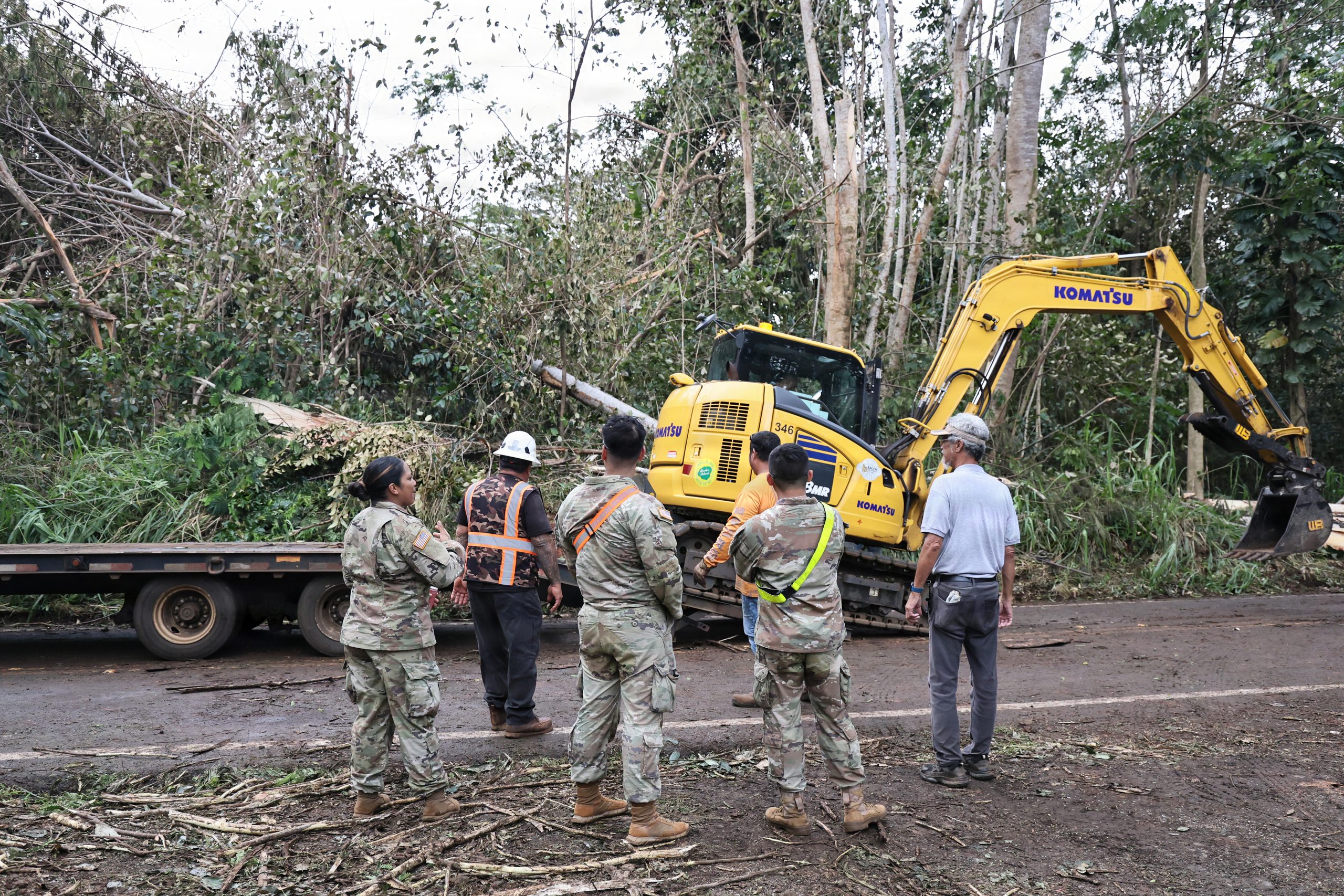 U.S. Soldiers assigned to Hawaii National Guard’s Task Force Kauai assist with debris cleaning in Kapaa, Hawaii, Sept. 10, 2026. The Hawaii National Guard is actively supporting state and county recovery efforts on Kauai from Hurricane Lowell, while simultaneously continuing recovery operations from Tropical Storm Lala on Hawaii Island. (U.S. Army National Guard photo by Staff Sgt. Randall Corpuz)