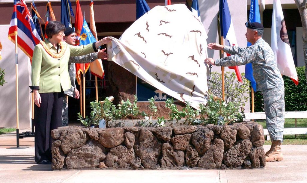 HONOR ROLL UNVEILED -- Gov. Linda Lingle, Brig. Gen. Joseph J. Chaves and Maj. Gen. Robert G.F. Lee unveil the 29th Brigade Combat Team’s Operation IRAQI FREEDOM memorial, Nov. 5, 2006. Sgt. 1st Class Curtis H. Matsushige photo