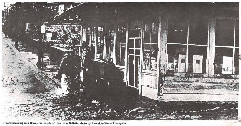 Record breaking rain floods the streets of Hilo. Star Bulletin photo by Llewellyn Stone Thompson.