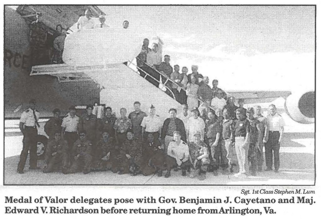 Medal of Valor delegates pose with Gov. Benjamin J. Cayetano and Maj. Edward V. Richardson before returning home from Arlington, Va.