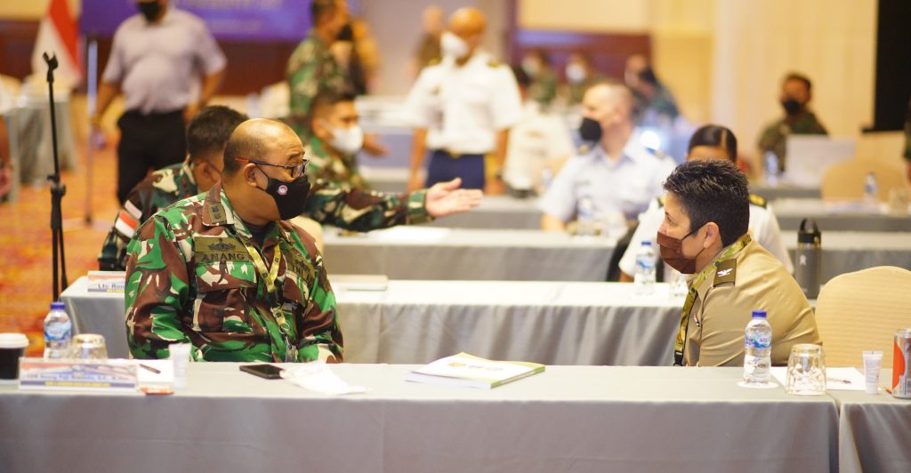 Col. Pamela Ellison, Hawaii Army National Guard, interacts with her Tentara Nasional Indonesia (TNI) counterpart for the operational design workshop portion of Exercise GEMA BHAKTI, Sept. 16, 2021, Jakarta Indonesia. The operational design workshop in the precursor exercise for Exercise GEMA BHAKTI and is facilitated by the Hawaii National Guard with the Tentara Nasional Indonesia (TNI) as a part of the State Partnership Program. (U.S. Air National Guard photo by Master Sgt. Andrew Jackson)