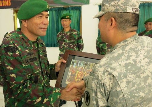 During the Hawaii Army National Guard Non Commissioned Officer Professional Development Subject Matter Expert Exchange training closing ceremony, Sgt. Maj. Ronald Oshiba presents a plaque to the commander.