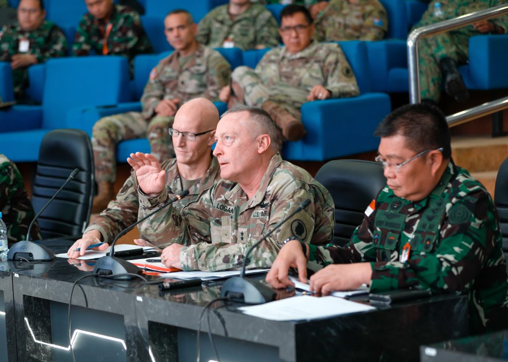 Hawai‘i Adjutant General Maj. Gen. Stephen Logan, center, Hawai‘i Air National Guard Maj. Gen. Joseph Harris II, left, and Indonesian National Armed Forces Air First Marshal Ronny Moningka, Director of Research and Development (Dirjianbang), critiqued a course of action brief during Super Garuda Shield 25 in Jakarta, Indonesia on Sept. 2, 2025. (U.S. Army National Guard photo by Sgt. Sean Walker)