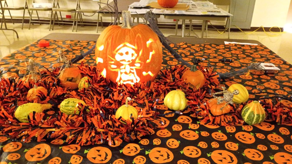 Halloween pumpkin carving, food sale supports Aloha United Way
