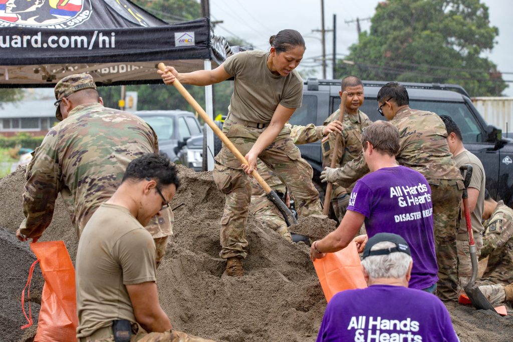 Hawai‘i National Guard members helped fill sandbags alongside community volunteers in Waialua on April 7 (U.S. Army National Guard photo by Spc. Donald Bond)