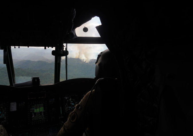 A Hawaii Army National Guard CH47 Chinook performs aerial fire suppression water bucket drops on the Island of Oahu in Mililani to assist the fight of wildfires, Mililani, Hawaii, November 01, 2023. (U.S. National Guard Photo by Air Force Master Sgt. Andrew Jackson)