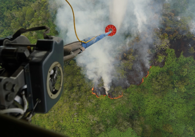 A Hawaii Army National Guard CH47 Chinook performs aerial fire suppression water bucket drops on the Island of Oahu in Mililani to assist the fight of wildfires, Mililani, Hawaii, November 01, 2023. (U.S. National Guard photo by Air Force Master Sgt. Andrew Jackson)
