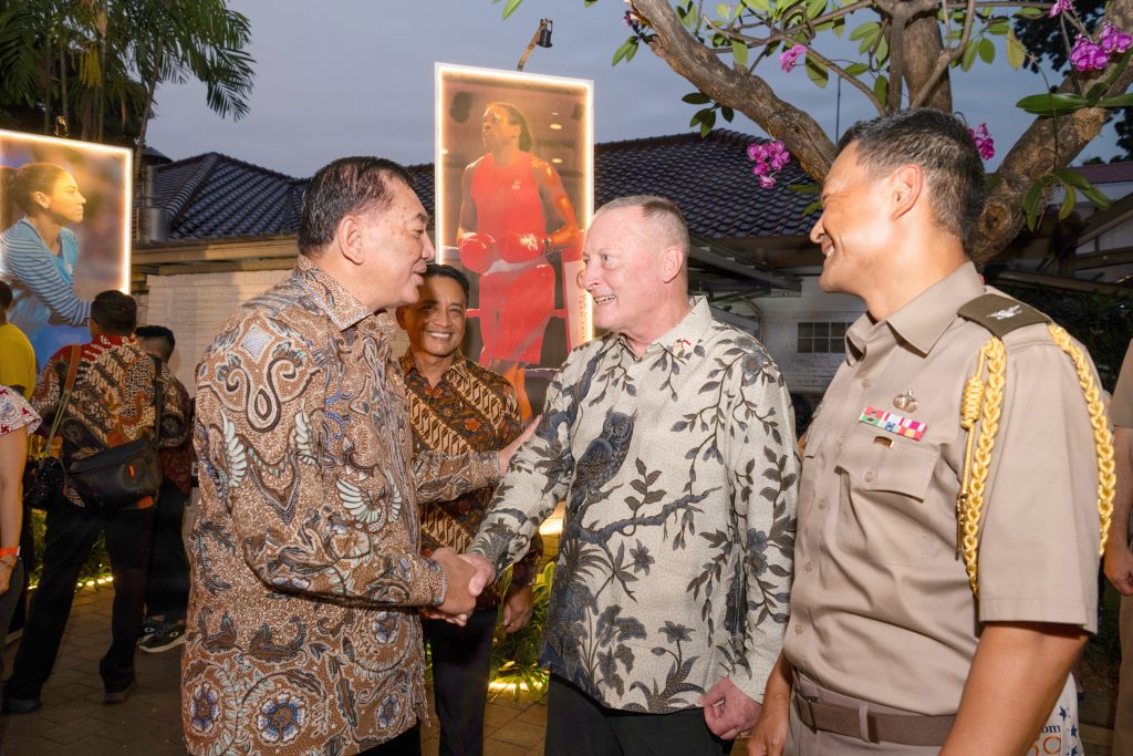 Hawai‘i Adjutant General Maj. Gen. Stephen F. Logan greeted Indonesia Minister of Defense Sjafrie Sjamsoeddin, left, during a reception at the U.S. ambassador’s residence in Jakarta, Indonesia on June 11. (U.S. Air National Guard photos by Senior Master Sgt. Mysti Bicoy)