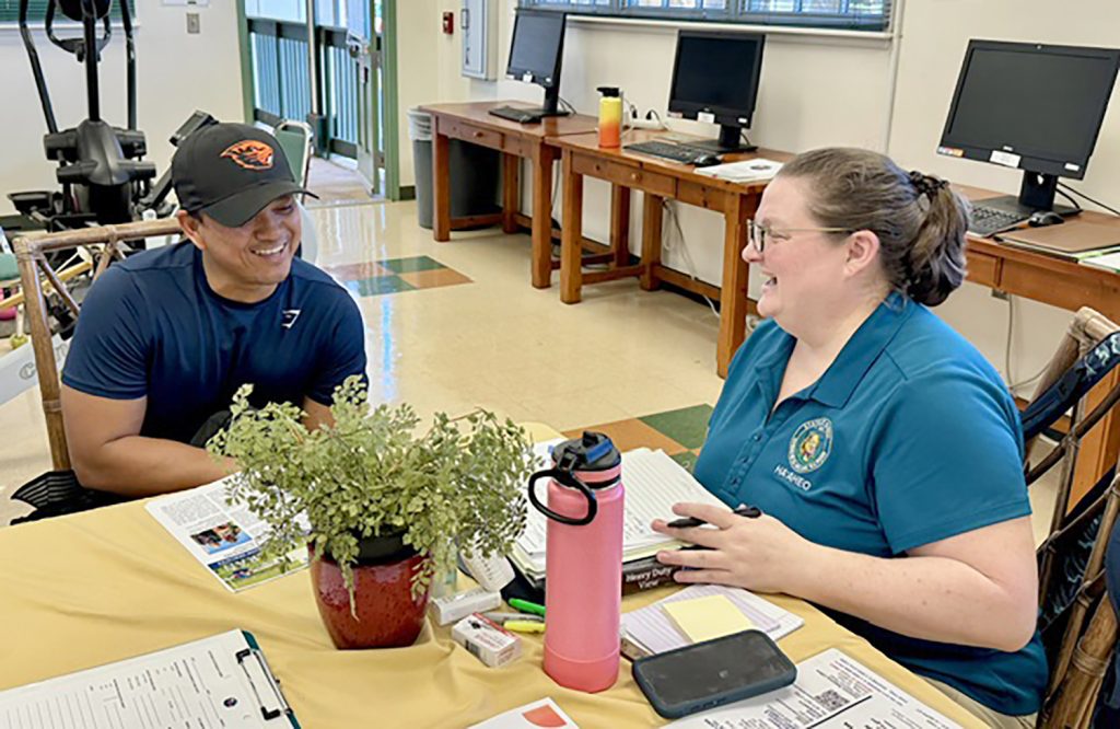 Cheryl Guzikowski of OVS shared information on veterans’ services with U.S. Navy veteran Neizen Pascual. (Photos by Darren Eugenio)